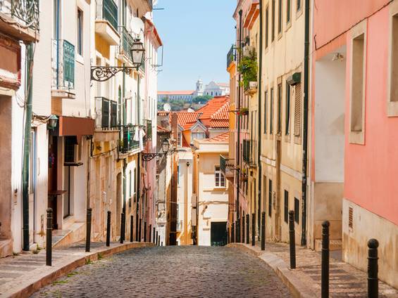  Portugal, Lissabon, Gasse, Foto: iStock/Samuel_Miles